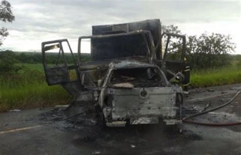 G1 Homem morre carbonizado após batida entre carro e caminhão em GO