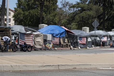 Tiendas De Campaña Sin Hogar Con Veteranos En Fila En Los Angeles Foto