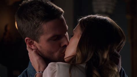 Image Oliver And Laurel Kiss Png Arrowverse Wiki Fandom Powered By Wikia