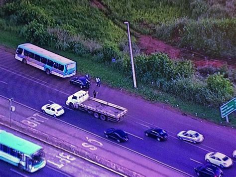 G1 Carro E ônibus Colidem Em Santa Maria Tráfego Na Br 040 é Afetado