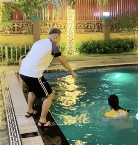 Hot girl nhún nhảy trong bể cá tiếp tục bị thanh niên mua vui phản cảm Cố diễn hay bị lợi