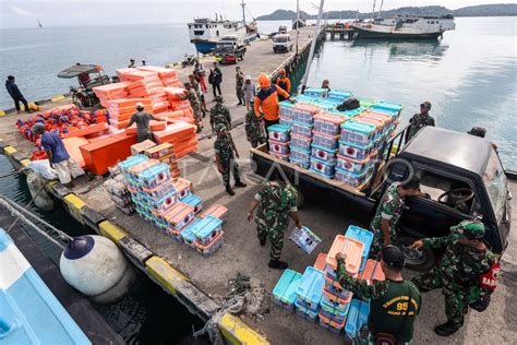 Bantuan Logistik Untuk Korban Gempa Di Pulau Bawean Antara Foto