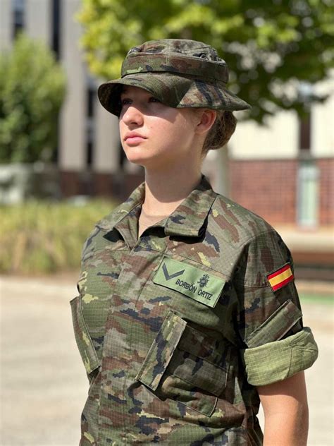 Les Premi Res Photos De La Princesse Leonor En Uniforme Lors De Son