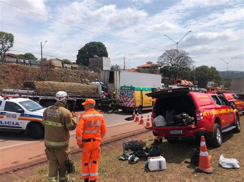 Motorista fica ferido após acidente entre caminhões na Rodovia Fernão