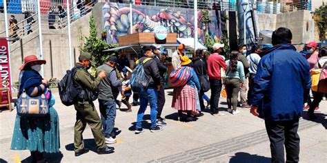 Reportan largas filas en varias estaciones del Teleférico por bloqueos