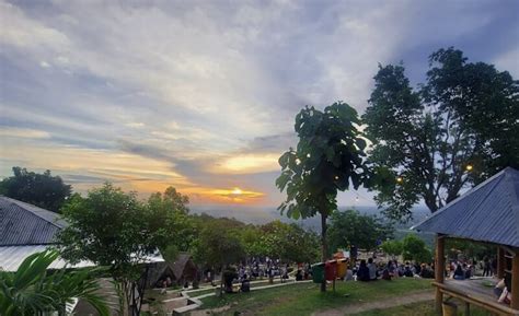 puncak sosok  bantul kombinasi senja  kota yogyakarta