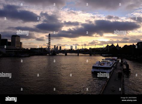 Vista del río Támesis al atardecer Silueta de monumentos como el