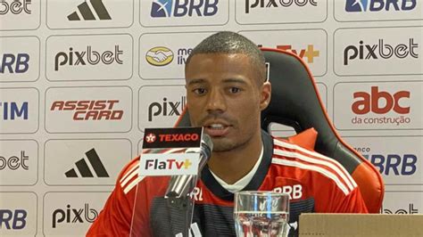 DE LA CRUZ É APRESENTADO NO FLAMENGO E DESTACA O ORGULHO DE VESTIR O