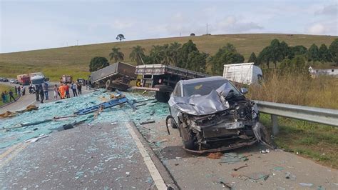 Dois Caminh Es E Um Ve Culo De Passeio Se Envolvem Em Acidente Na Br