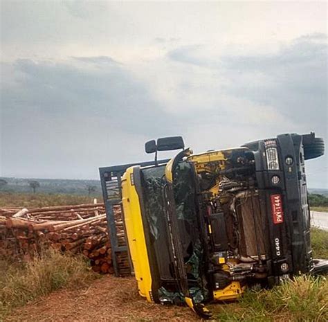 PANORAMA NOTICIA Motorista sai ileso de tombamento de caminhão