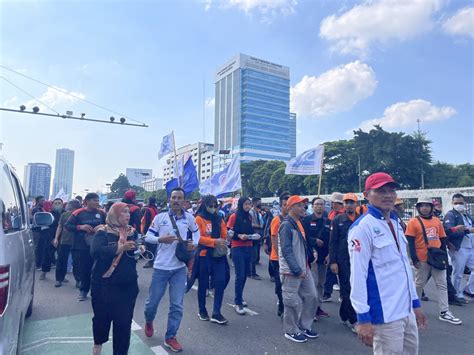 Demo Buruh Tolak Kenaikan Harga BBM Tinggalkan Gedung DPR RI