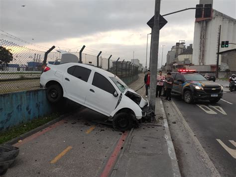 Carro Invade Pista Contr Ria E Bate Em Poste Na Avenida Perimetral Em