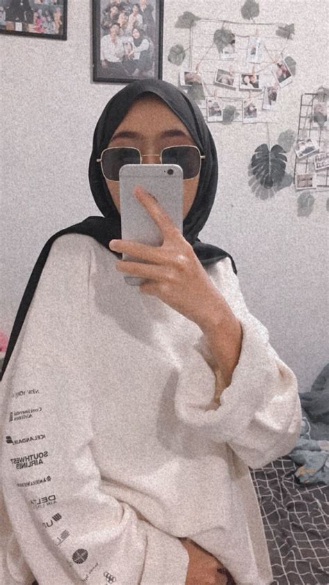 Pin By K I Z H E E On Hijab Wearing Mirror Selfie Scenes Wallpaper