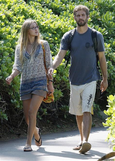 Paul Walker And His Girlfriend Out For A Walk In Maui | Celeb Dirty Laundry