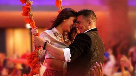 Good Newwz New Song Laal Ghagra Out Now, Akshay Kumar Dons A Red Skirt - Filmibeat