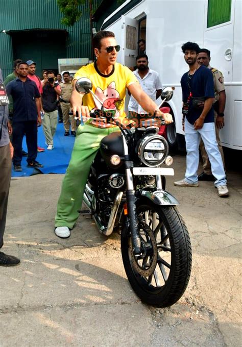 Photos Akshay Kumar snapped on a bike in Juhu (4) | Akshay Kumar Images - Bollywood Hungama