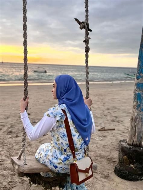 Gaya Inara Rusli Saat Liburan Di Pantai Bali Memesona Dengan Dress