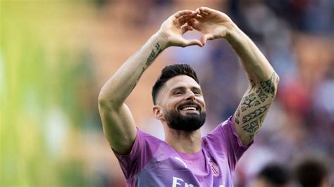 Soccer Olivier Giroud Officialise Son D Part De L Ac Milan Pour La