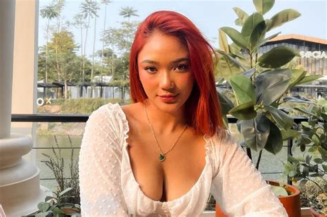 Sengaja Pamer Tato Saat Di Kamar Hotel Gaya Seksi Marion Jola Cuma