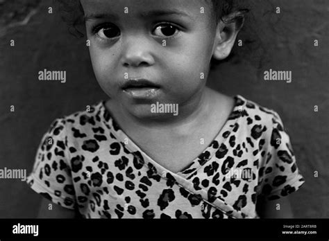 Jolie fille cubaine Banque d'images noir et blanc - Alamy