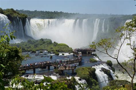 Garganta Del Diablo En Las Cataratas Del Iguazú Foto de archivo ...