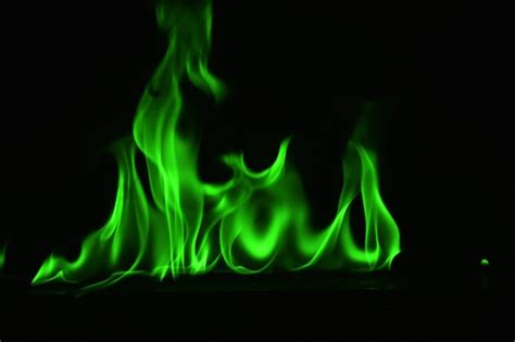 Llamas Abstractas Del Fuego Verde En Fondo Negro Foto Premium