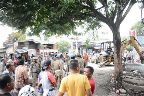 Satpol PP Dan WH Kabupaten Bireuen Bongkar Bangunan Liar Diatas Irigasi