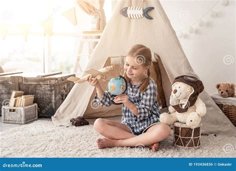 Petite Fille De Sourire Jouant Avec Le Globe Photo Stock Image Du