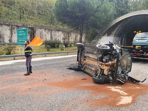 Messina Paurosa Carambola Tra Tre Auto In Tangenziale Due Feriti