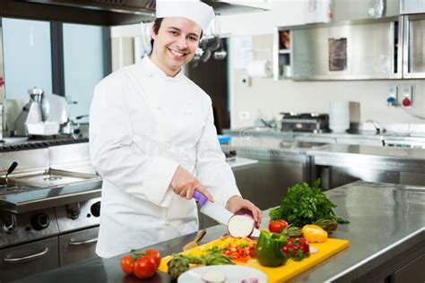 Chef Kok Het Koken In Zijn Keuken Stock Afbeelding Image Of Vrolijk