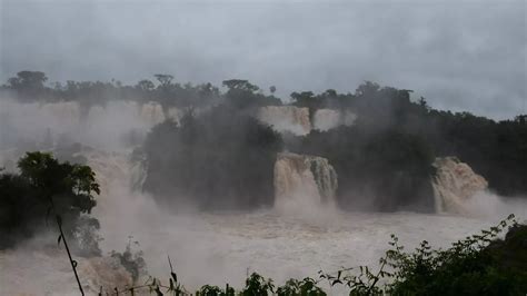 Cataratas do Iguaçu registram recorde de vazão e mirantes são fechados