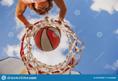 Ansicht Von Basketball Zu Basketball Vom Oberen Kind Basketball Spielen