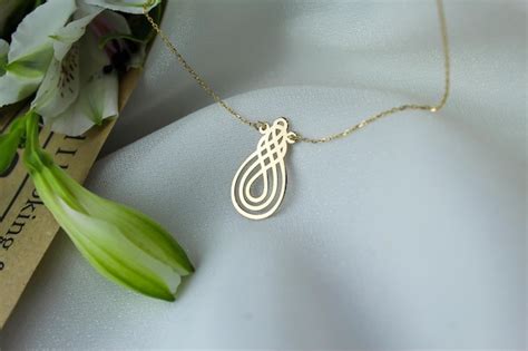 Premium Photo | Gold necklace for women