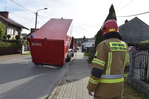 Akcja Stra Ak W Na Ulicy Zamkowej W Tarnowie Zabezpieczali Z Amany