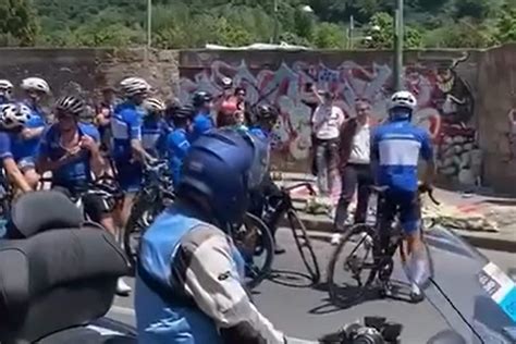 Giro D Italia Napoli Ciclisti Si Fermano Per L Omaggio A Sara Enne