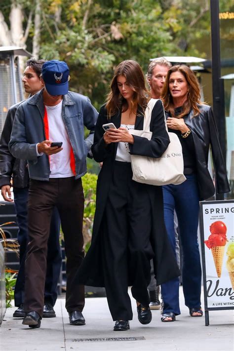 Kaia Gerber and Austin Butler step out for dinner with her parents ...