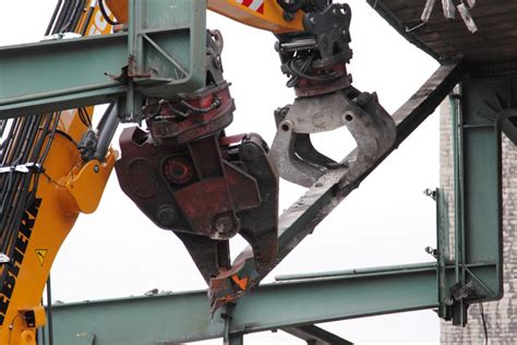 Fotostrecke Stuttgart Bagger Knabbern Am Bahnhofsdach Stuttgart