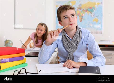 Estudiante Pensando Fotografías E Imágenes De Alta Resolución Alamy