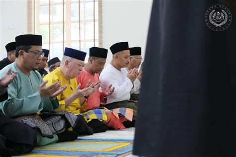 Agong Berkenan Solat Jumaat Di Masjid Kampung Mahmoodiah Johor Bahru