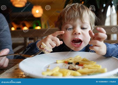 Gar On Mangeant Des Pommes Frites Image Stock Image Du Gros Motion