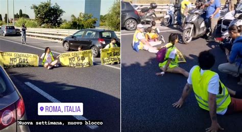 Roma G R A Bloccato Dalla Protesta Degli Attivisti Per Il Clima