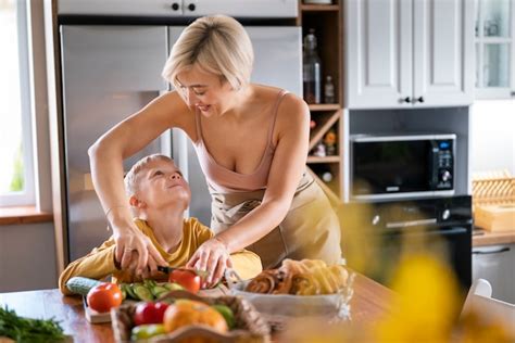 M E Ensinando Seus Filhos A Cozinhar Em Casa Foto Gr Tis