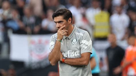 Abel Ferreira volta a elogiar gramado de estádio do Corinthians O