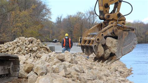 Project to improve sturgeon spawning habitat in Wolf River