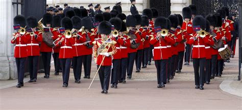 El Cambio De Guardia En El Buckingham Palace De Londres