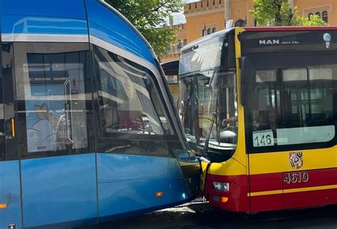 Wypadek Przy Dworcu G Wnym Autobus Zderzy Si Z Tramwajem