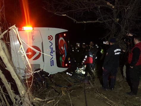 Yolcu otobüsü şarampole devrildi 1 ölü 33 yaralı