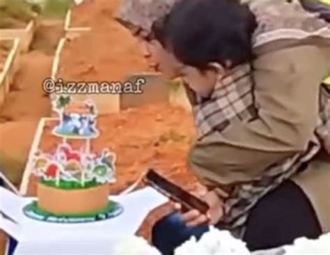 Video Meskipun Kita Berlainan Alam Mommy Tetap Anggap Abang Sebagai