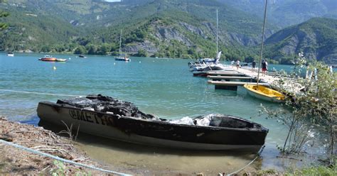 Alpes de Haute Provence Lac de Serre Ponçon 4 bateaux touchés par un