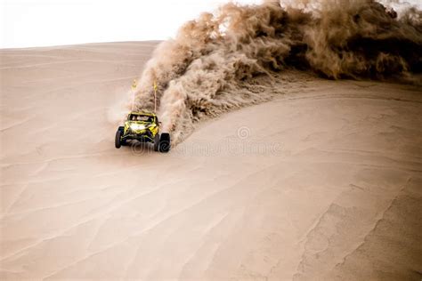 Carro Burro Fora Da Estrada Nas Dunas De Areia Do Deserto Do Qatari